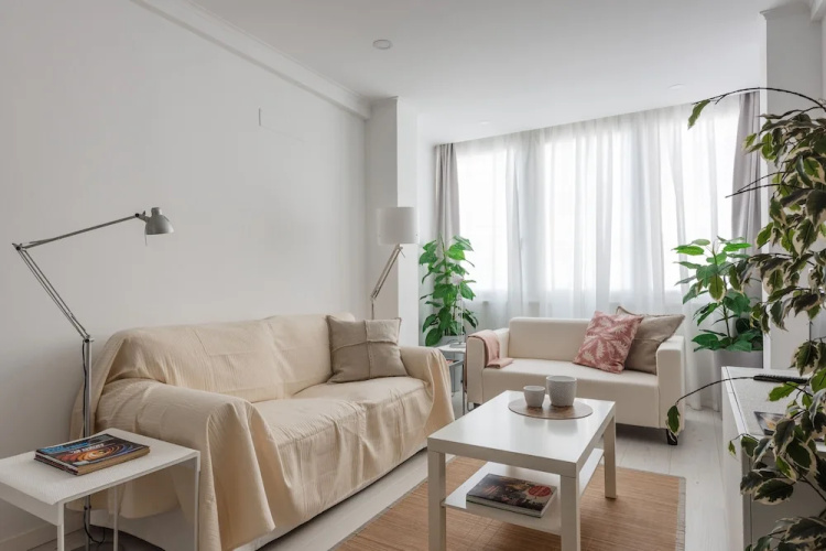 Light-Filled Apt, w/ Free Pick-Up By TimeCooler