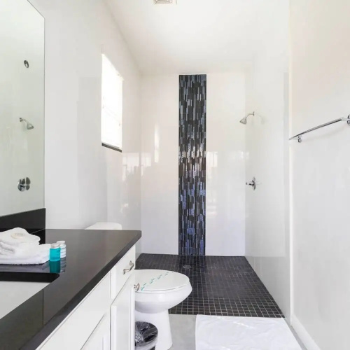 8950 Amazing 5BD Home With Pool