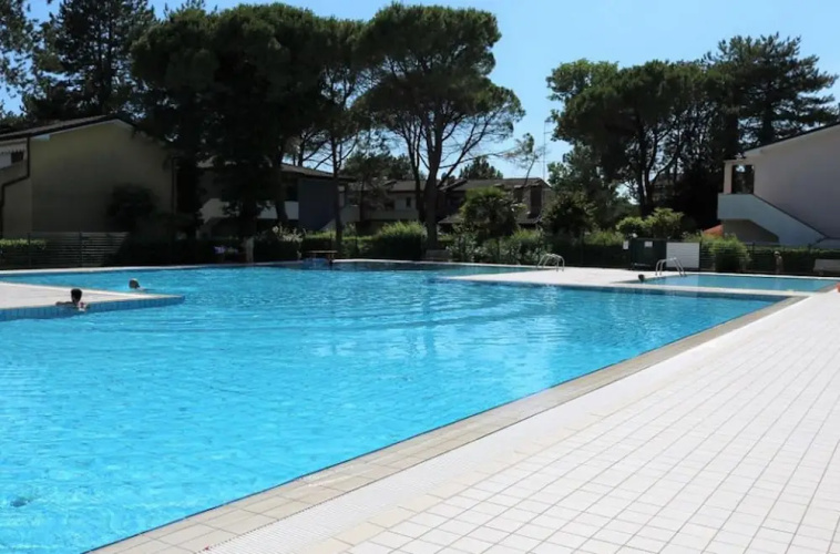 Bright Flat With Shared Swimming Pool