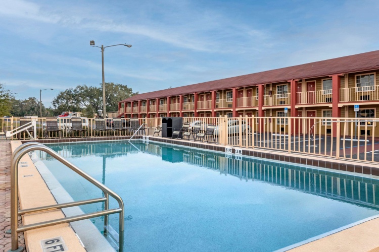 Econo Lodge Inn & Suites Maingate Central photo 15