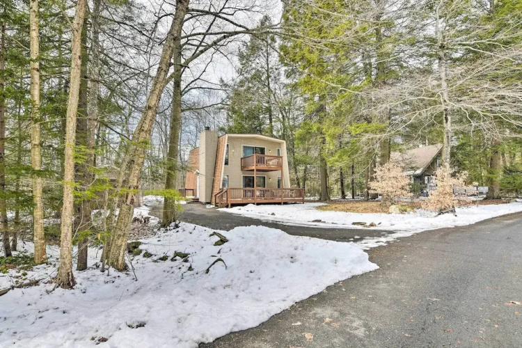 Tobyhanna Cabin w/ Deck, Community Pool & Golf!