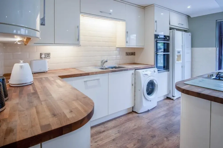 3 Bedrooms Cottage with balcony