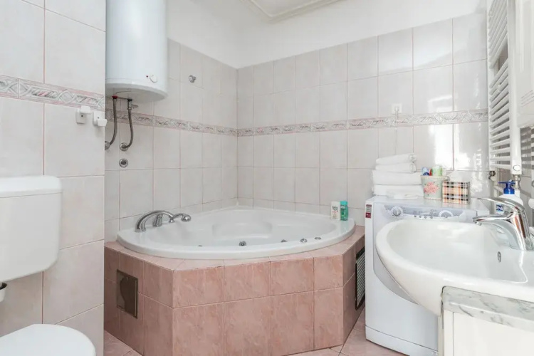 Spacious & Clean Condo near Beach