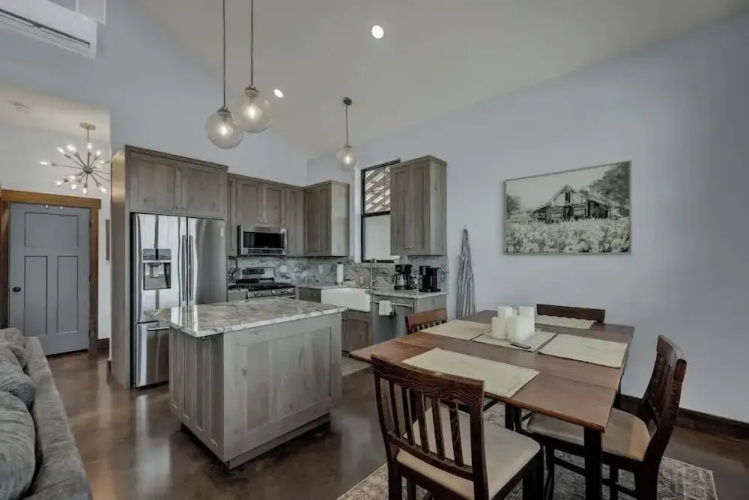 West End Nest With Hot Tub!