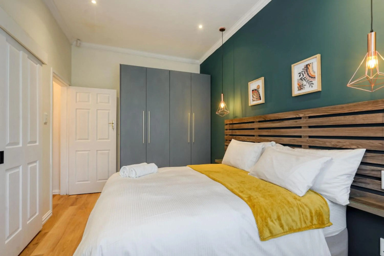 Hampton Collection - Charming 5 Sleeper Apartment with Pool