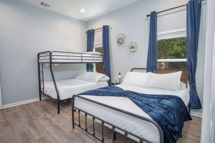 Inviting 4br/2ba Near Downtown & Riverwalk