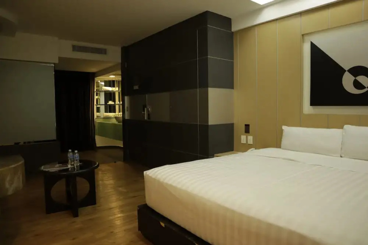 NewPort love hotel