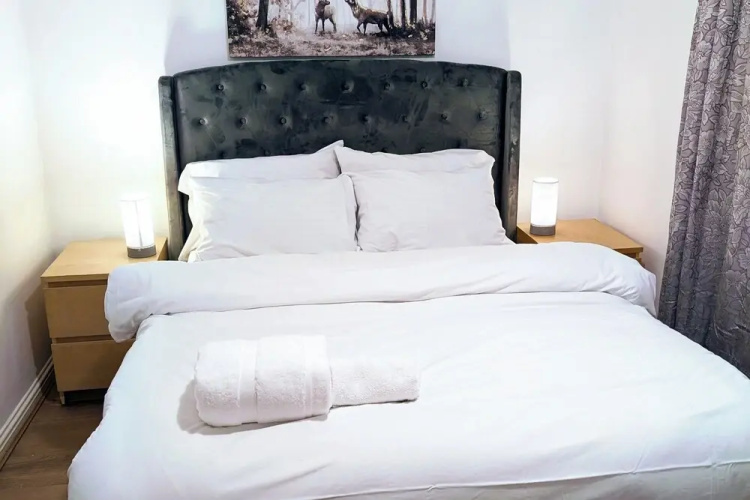 2 Bed - Sleeps 4 - Free Parking - 5 Min to Centre