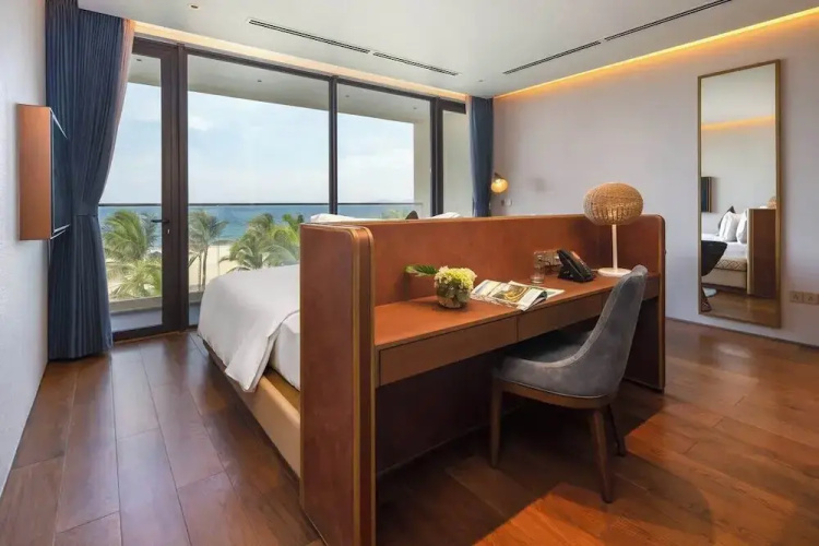 Golfers Paradise: Villa at World-class Course Edge