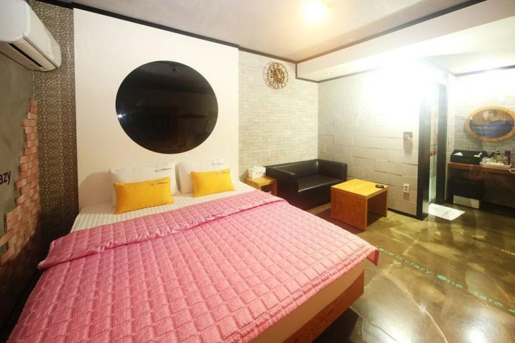 Q-Box Motel