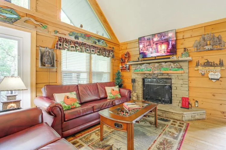 Return to Eden Cabin w/ Hot Tub: 4 Mi to Dollywood