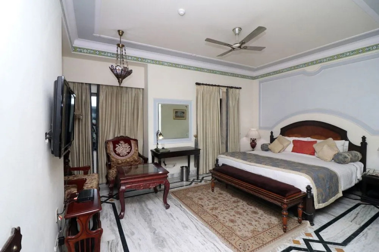 Oyo 25046 Hotel The Orient Taj