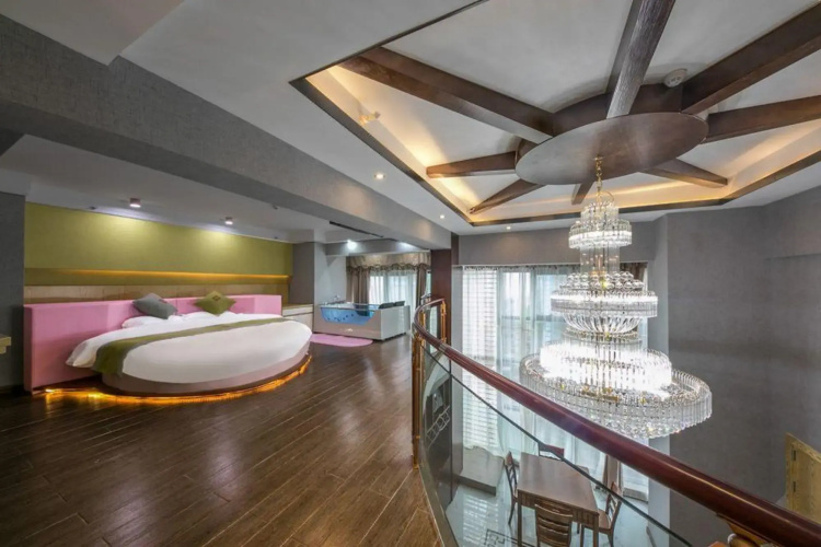 Dingfeng Hotel (Caijia Subway Station)