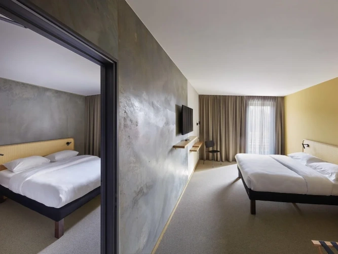 Standard Quadruple Family Suite