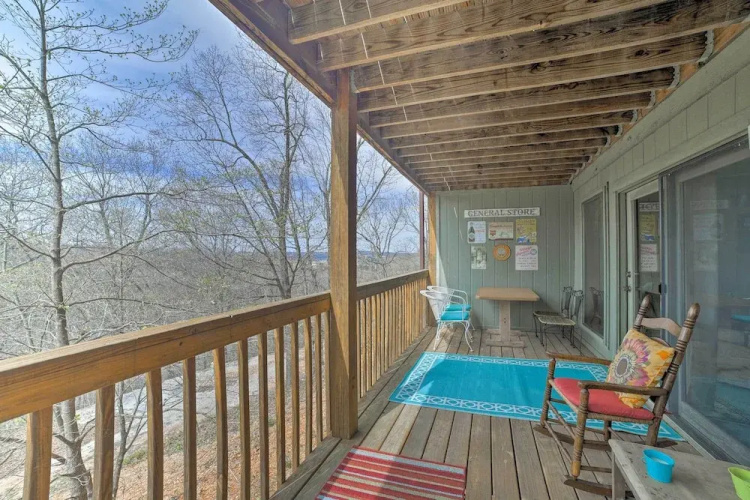 Condo w/ Pool Access - 2 Mi to Silver Dollar City!