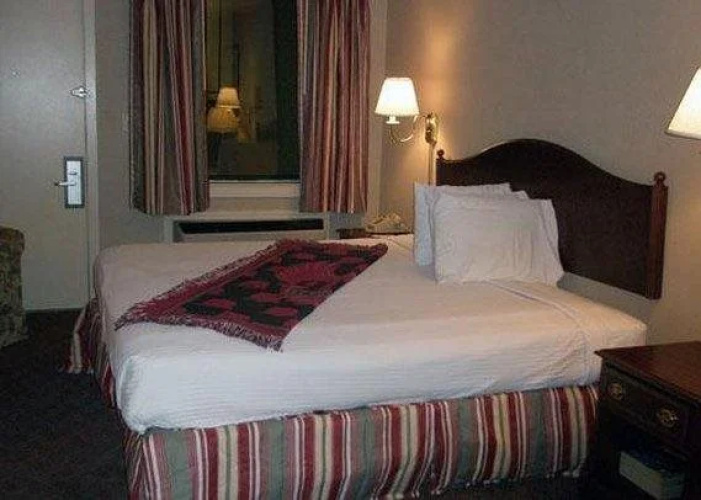 Econo Lodge  Inn & Suites