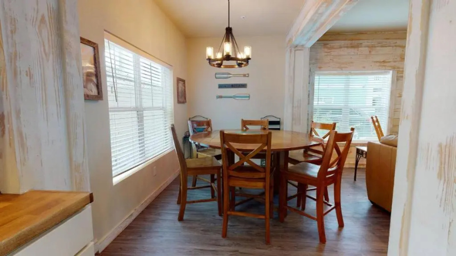 MC05 Upscale Condo, Shared Pool, Close to Beach