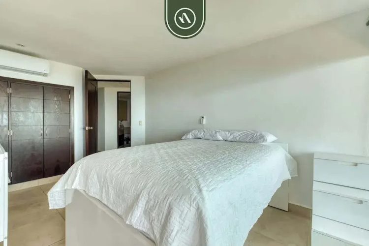 Amazing 3 BR Penthouse With Beachclub