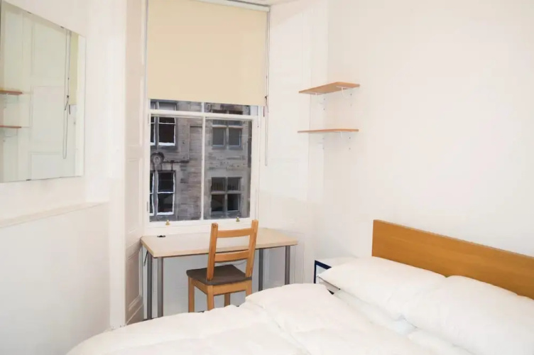 Spacious 3 Bedroom Flat in Marchmont