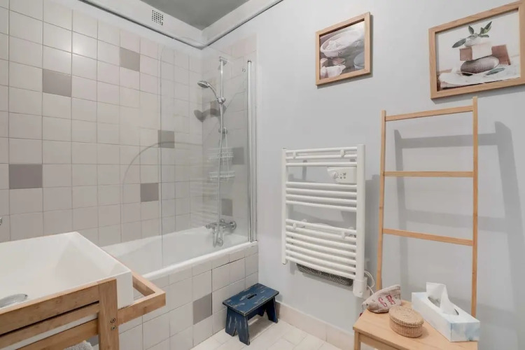 2 bedroom family apartment for 4 people by GuestReady - Image 10