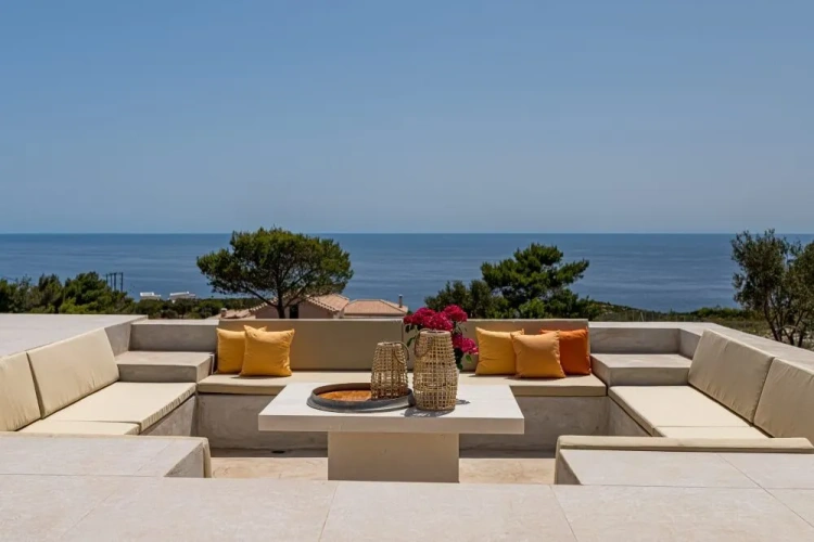2 Bedrooms Villa