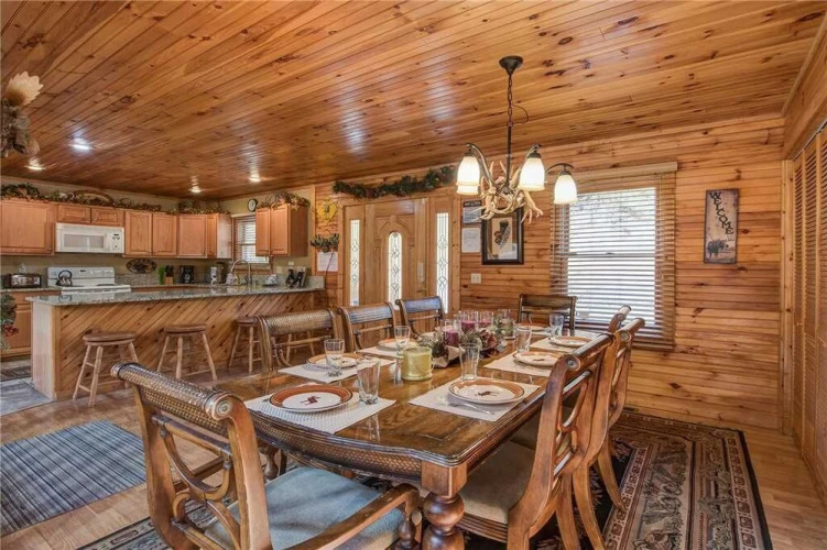 The Moose is Loose 4 Bedroom Home with Hot Tub
