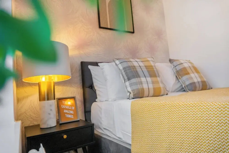 House - Sleeps 4 - Garden - Parking