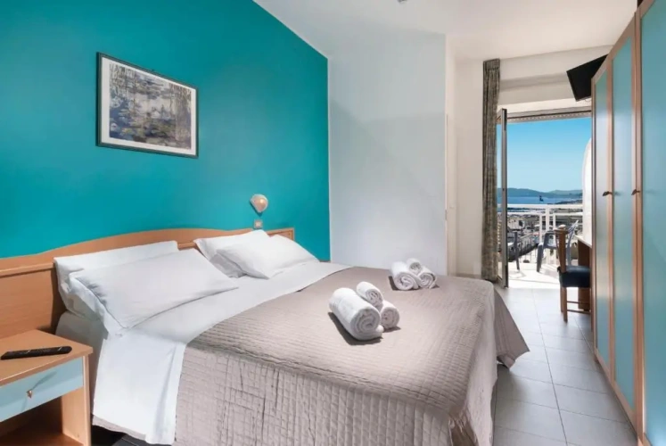 Standard Triple room with sea view