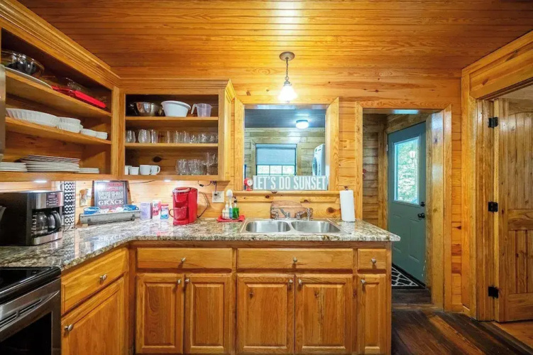 Sunset Ridge Cozy Cabin for 6