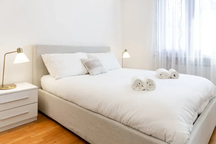 Bright flat next to the Vomero