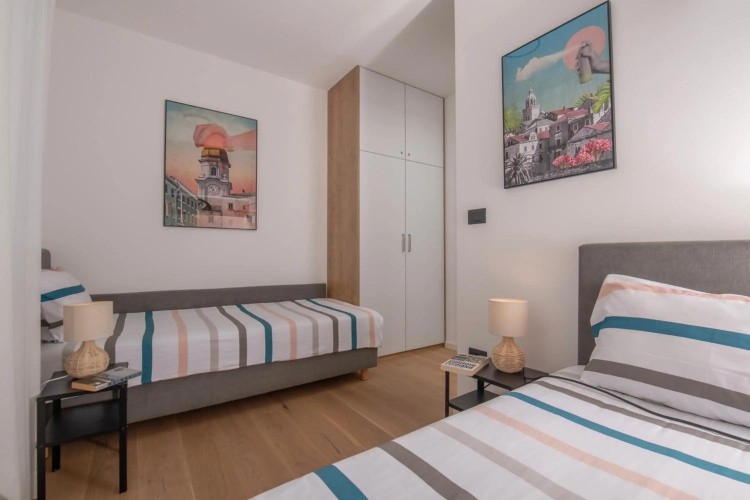 LUX 3 Bedroom Suite with FREE Private Parking