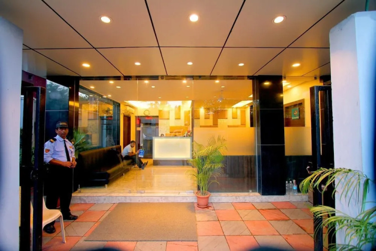 Hotel Crest Inn