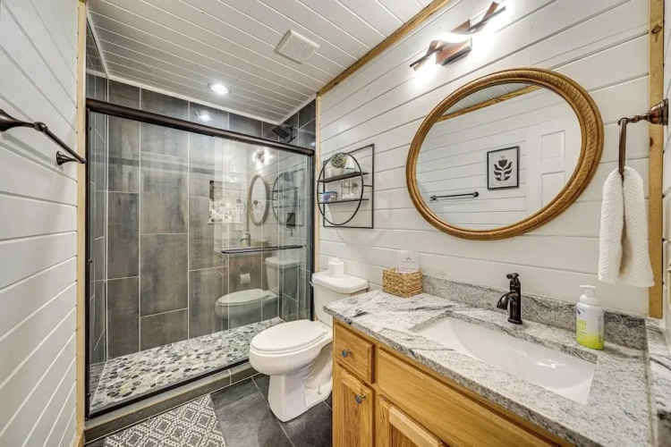 Broken Bow Cabin w/ Hot Tub ~ 5 Mi to State Park!