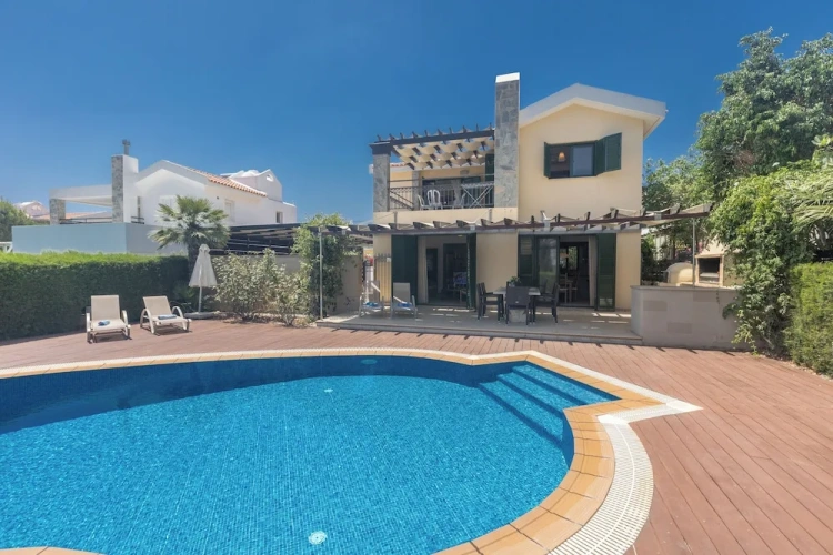 3 Bedrooms Villa with garden view