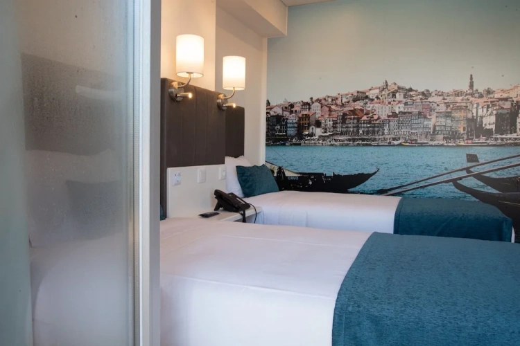 Standard Twin room with balcony