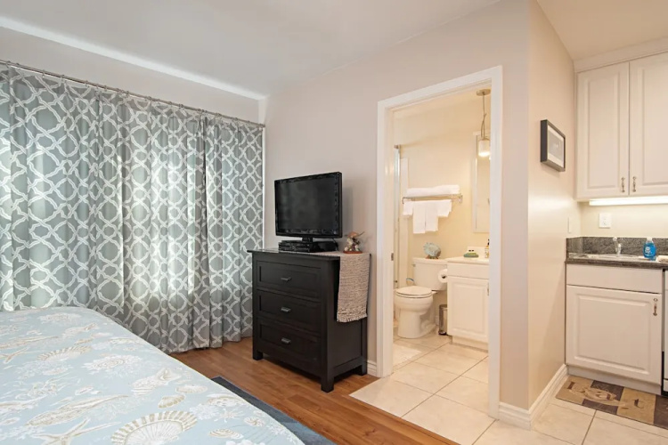 Huntington Beach Studio Blocks to the Beach and Downtown apts