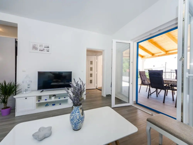 Charming Villa in Jasenice With Pool