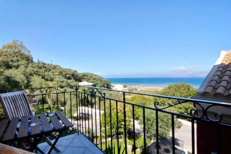 Suite with balcony and with partial sea view