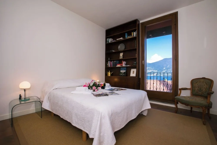 5 Bedrooms Villa