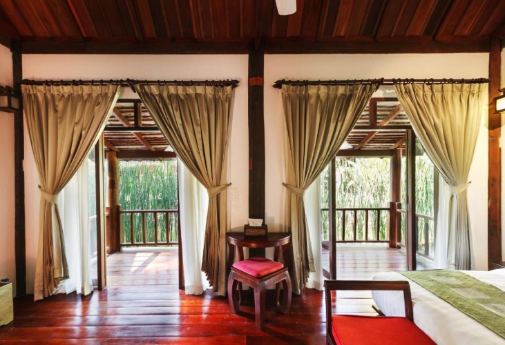 Bungalow with water view