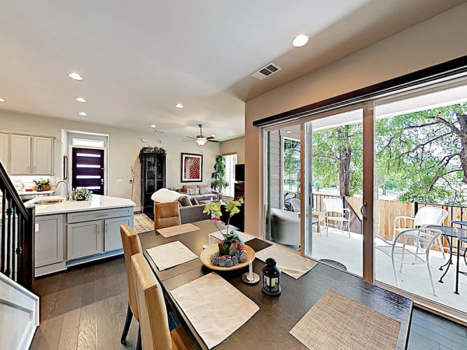 New Listing! Spacious & Lavish Getaway - Downtown! 3 Bedroom Home