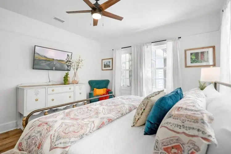 Newly Renovated Whimsical Cottage 2 Beds Hot Tub