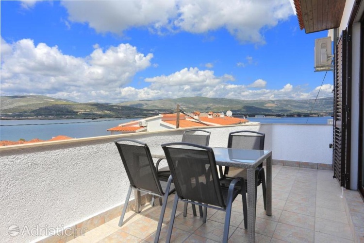 Apartment with sea view