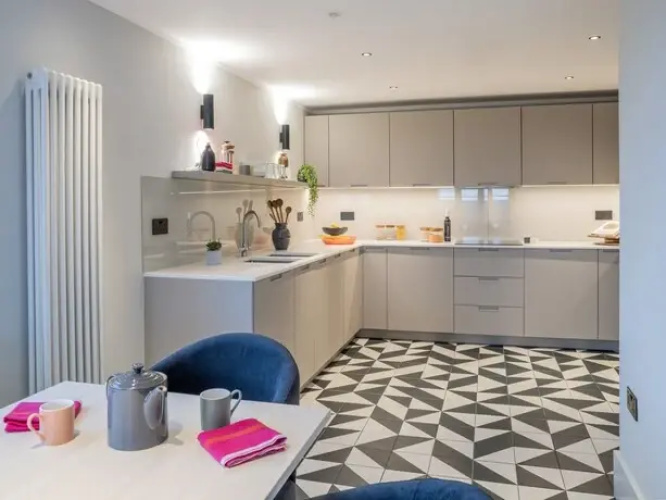 Stylish Studios SOUTHFIELDS STATION
