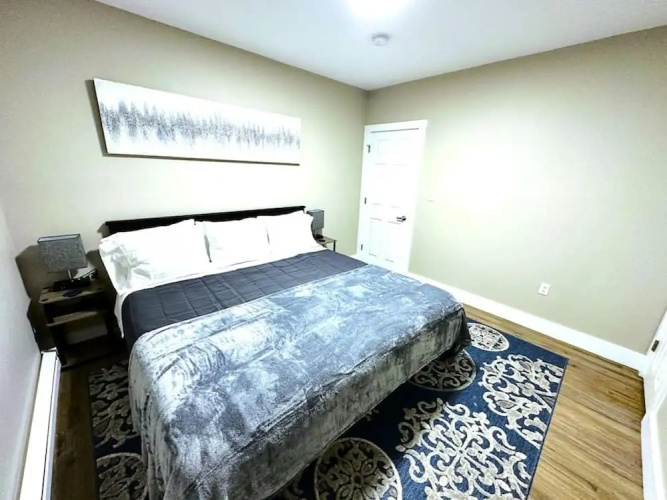 Cozy Unit King bed Laundry