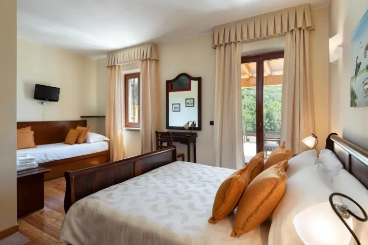 Standard Triple room