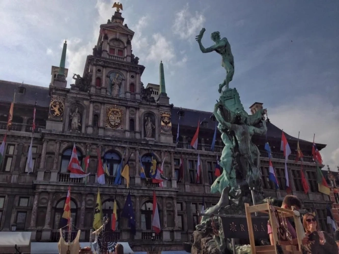 U Eat & Sleep Antwerp