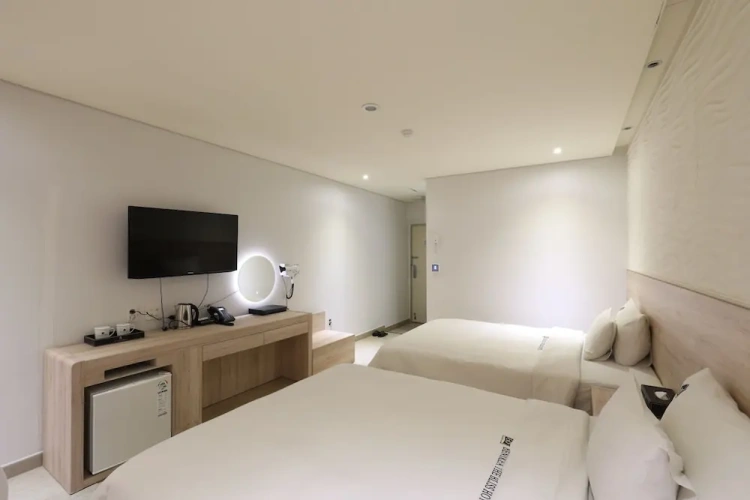 Standard Twin Family room with city view