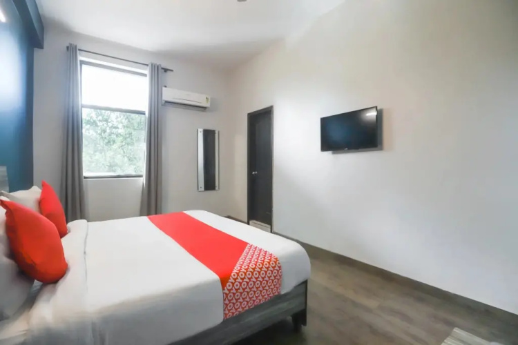 Golden Villa by OYO Rooms