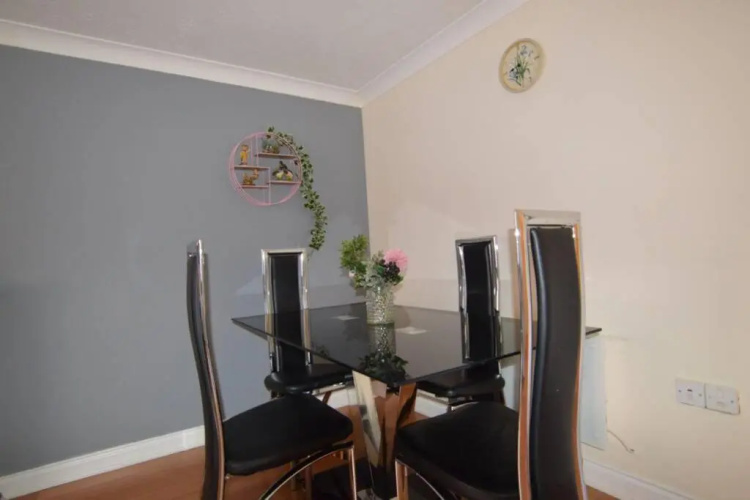 Central 2 Bed 2 Bath Flat with Parking by CozyNest
